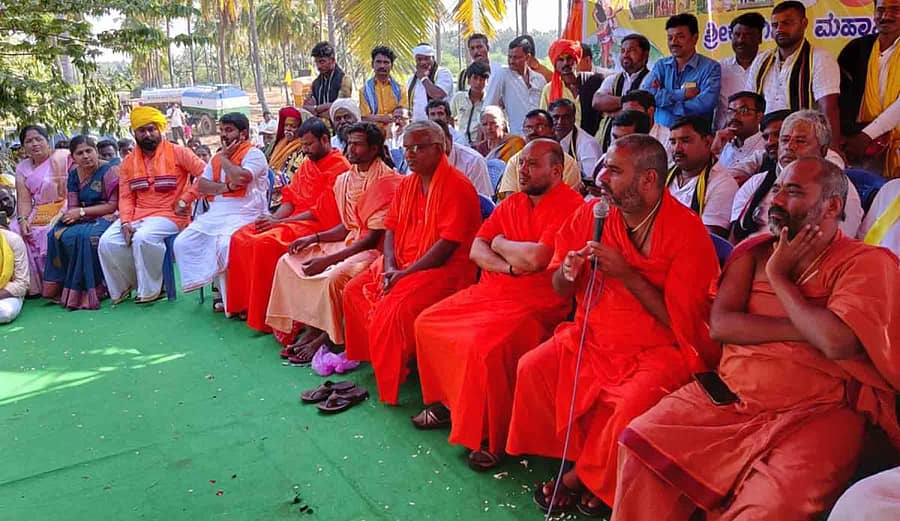 ಹಿರಿಯೂರು ತಾಲ್ಲೂಕಿನ ಕಸ್ತೂರಿ ರಂಗಪ್ಪನಹಳ್ಳಿ ಸಮೀಪದ ನಿತ್ಯಾನಂದ ಆಶ್ರಮದ ಆವರಣದಲ್ಲಿ ಬುಧವಾರ ಕುರುಬ ಸಮುದಾಯದ ಎಸ್ಟಿ ಮೀಸಲಾತಿ ಜಾಗೃತಿ ಸಮಾವೇಶದಲ್ಲಿ ಕಾಗಿನೆಲೆ ಕನಕ ಗುರುಪೀಠದ ನಿರಂಜನಾನಂದಪುರಿ ಸ್ವಾಮೀಜಿ ಮಾತನಾಡಿದರು.