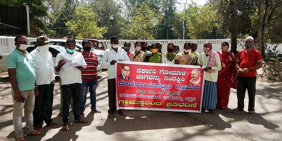 ಹಾಸನ ಜಿಲ್ಲಾಧಿಕಾರಿ ಕಚೇರಿ ಎದುರು ದೇವರಾಯಪಟ್ಟಣ ಹಾಗೂ ದೊಡ್ಡಮಂಡಿಗನಹಳ್ಳಿ ಗ್ರಾಮಸ್ಥರು ಪ್ರತಿಭಟನೆ ನಡೆಸಿದರು.