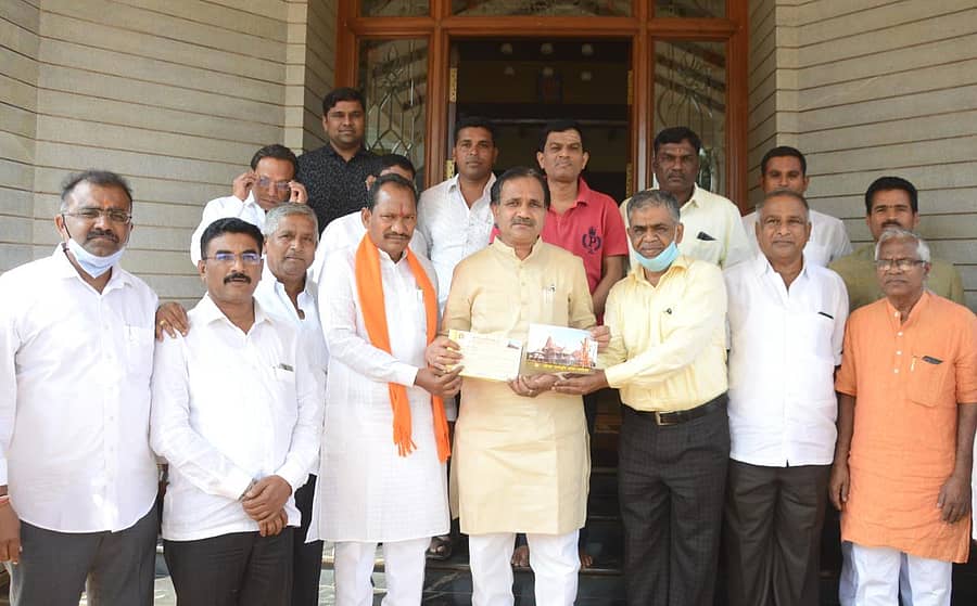 ಅಯೋಧ್ಯೆಯಲ್ಲಿ ರಾಮ ಮಂದಿರ ನಿರ್ಮಾಣಕ್ಕೆ ಸಂಸದ ಭಗವಂತ ಖೂಬಾ ಅವರು ಖೂಬಾ ಪರಿವಾರದವರ ವತಿಯಿಂದ ಬೀದರ್ನಲ್ಲಿ ಬುಧವಾರ ಶ್ರೀ ರಾಮ ಜನ್ಮಭೂಮಿ ತೀರ್ಥಕ್ಷೇತ್ರ ಟ್ರಸ್ಟ್ಗೆ ₹ 11 ಲಕ್ಷ ಮೊತ್ತದ ದೇಣಿಗೆಯ ಚೆಕ್ ನೀಡಿದರು