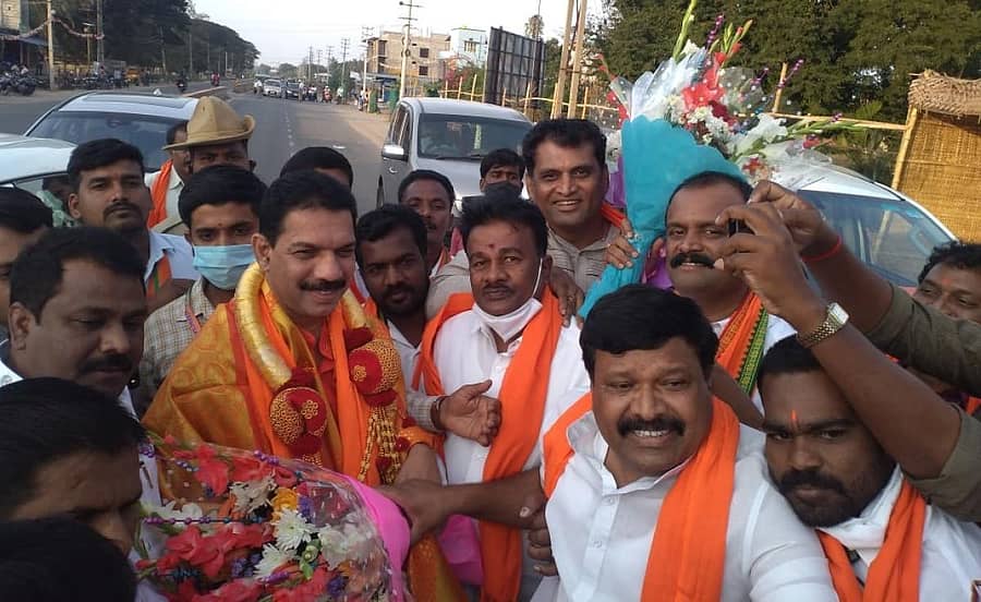 ನಳಿನ್ ಕುಮಾರ್ ಕಟೀಲ್ ಅವರನ್ನು ಬಿಜೆಪಿ ಮುಖಂಡರು ಆತ್ಮೀಯವಾಗಿ ಸ್ವಾಗತಿಸಿದರು