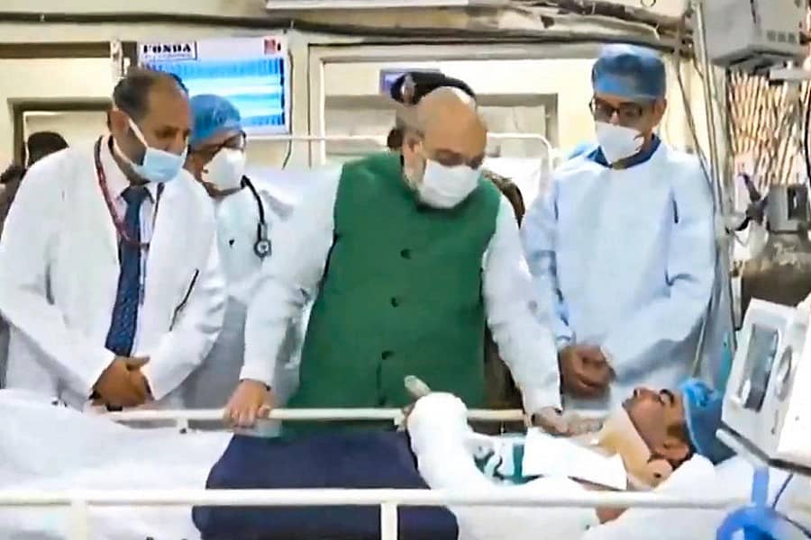 ಗಾಯಗೊಂದ ದೆಹಲಿ ಪೊಲೀಸರ ಆರೋಗ್ಯ ವಿಚಾರಿಸುತ್ತಿರುವ ಕೇಂದ್ರ ಗೃಹ ಸಚಿವ ಅಮಿತ್ ಶಾ