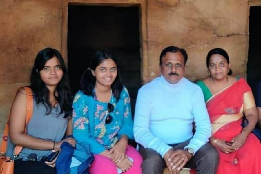 ಪುತ್ರಿಯರೊಂದಿಗೆ ವಿ.ಪುರುಷೋತ್ತಮ ನಾಯ್ಡು ಮತ್ತು ಅವರ ಪತ್ನಿ ಪದ್ಮಜಾ ದಂಪತಿ