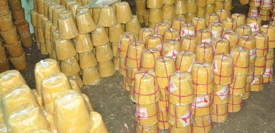 ಮಂಡ್ಯ ಜಿಲ್ಲೆಯ ಆಲೆಮನೆಗಳಲ್ಲಿ ತಯಾರಾಗುತ್ತಿರುವ ರಾಸಾಯನಿಕಯುಕ್ತ ಬಿಳಿ ಬೆಲ್ಲ