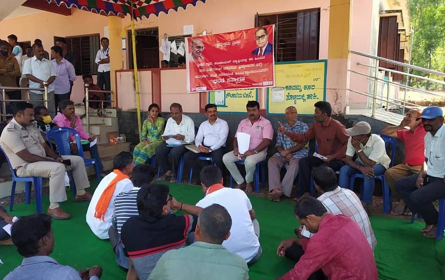 ಹೊಸನಗರ ತಾಲ್ಲೂಕಿನ ತ್ರಿಣಿವೆ ಗ್ರಾಮ ಪಂಚಾಯಿತಿಯಲ್ಲಿ ವ್ಯಾಪಕ ಭ್ರಷ್ಟಾಚಾರ ನಡೆದಿದೆ ಎಂದು ಆರೋಪಿಸಿ ಗ್ರಾಮಸ್ಥರು ಬುಧವಾರ ಪ್ರತಿಭಟನೆ ನಡೆಸಿದರು