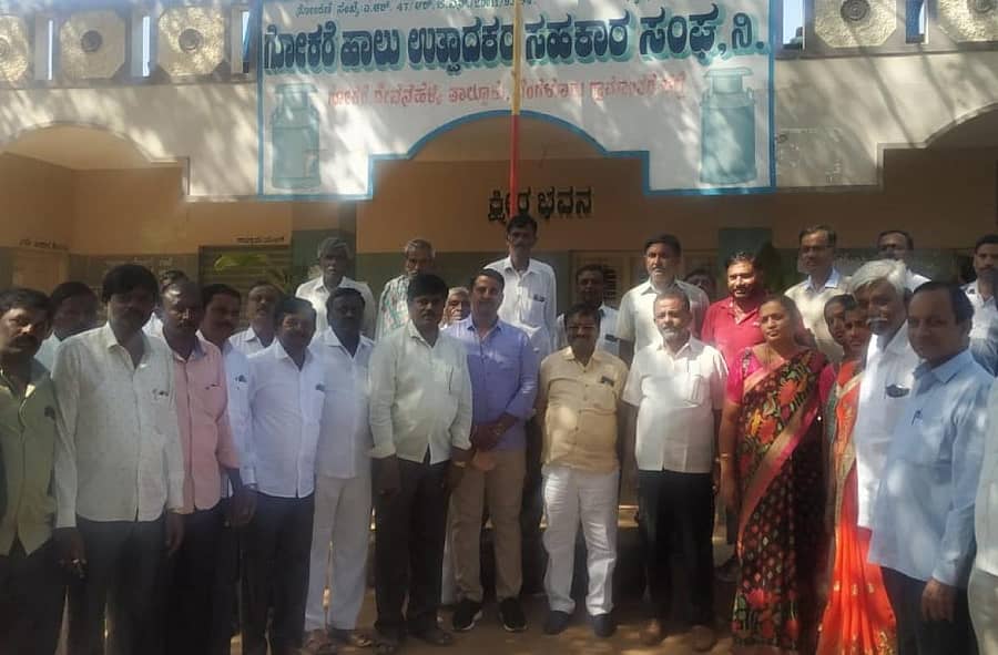 ಮೊದಲ ಅಂತಸ್ತಿನ ಕಟ್ಟಡದ ಕಾಮಗಾರಿ ಪೂಜೆ ಸಂದರ್ಭದಲ್ಲಿ ಭಾಗವಹಿಸಿದ್ದ ಗಣ್ಯರು