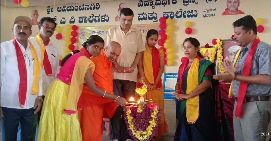 ಭದ್ರಾವತಿ ತಾಲ್ಲೂಕು 8ನೇ ಮಕ್ಕಳ ಸಾಹಿತ್ಯ ಸಮ್ಮೇಳನಕ್ಕೆ ಆದಿಚುಂಚನಗಿರಿ ಪೀಠದ ಪ್ರಸನ್ನನಾಥ ಸ್ವಾಮೀಜಿ ಜ್ಯೋತಿ ಬೆಳಗಿಸಿ ಚಾಲನೆ ನೀಡಿದರು. ನಿಕಟಪೂರ್ವ ಸಮ್ಮೇಳನಾಧ್ಯಕ್ಷೆ ಬಿ. ಮೇಘ, ಸಮ್ಮೇಳನಾಧ್ಯಕ್ಷೆ ಭುವನ ಶ್ರೀ, ಜಿಲ್ಲಾ ಕನ್ನಡ ಸಾಹಿತ್ಯ ಸಾಂಸ್ಕೃತಿಕ ವೇದಿಕೆ ಜಿಲ್ಲಾಧ್ಯಕ್ಷ ಡಿ. ಮಂಜುನಾಥ ಇದ್ದರು.