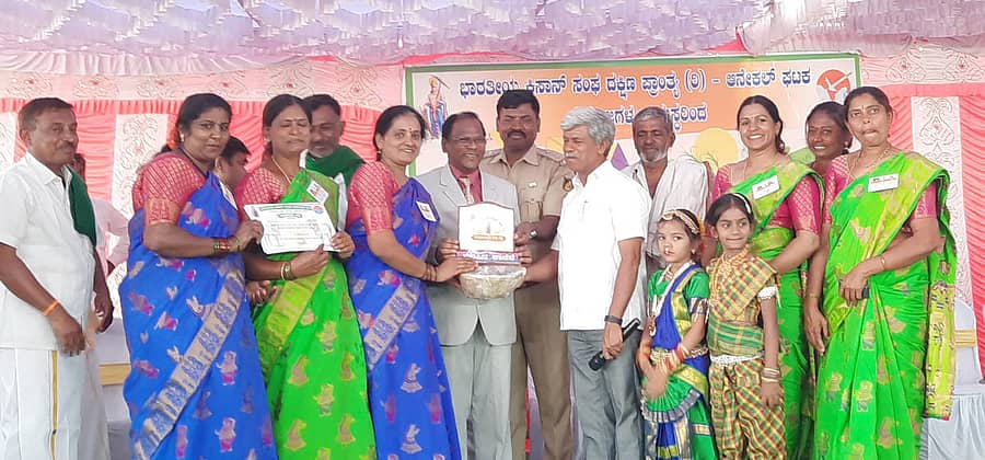 ಆನೇಕಲ್ ತಾಲ್ಲೂಕಿನ ಜಿಗಳ ಗ್ರಾಮದಲ್ಲಿ ಭಾರತೀಯ ಕಿಸಾನ್ ಸಂಘದ ದಕ್ಷಿಣ ಪ್ರಾಂತ್ಯದಿಂದ ಆಯೋಜಿಸಿದ್ದ ಸುಗ್ಗಿ ಹಬ್ಬ ಕಾರ್ಯಕ್ರಮದ ಸ್ಪರ್ಧೆಗಳಲ್ಲಿ ವಿಜೇತರಾದವರಿಗೆ ಬಹುಮಾನ ವಿತರಿಸಲಾಯಿತು