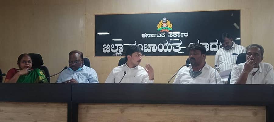 ಯಾದಗಿರಿಯಲ್ಲಿ ನಡೆದ ಕೆಕೆಆರ್ಡಿಬಿ ಸಭೆಯಲ್ಲಿ ಮಂಡಳಿ ಅಧ್ಯಕ್ಷ ದತ್ತಾತ್ರೇಯ ಪಾಟೀಲ ರೇವೂರ ಮಾತನಾಡಿದರು