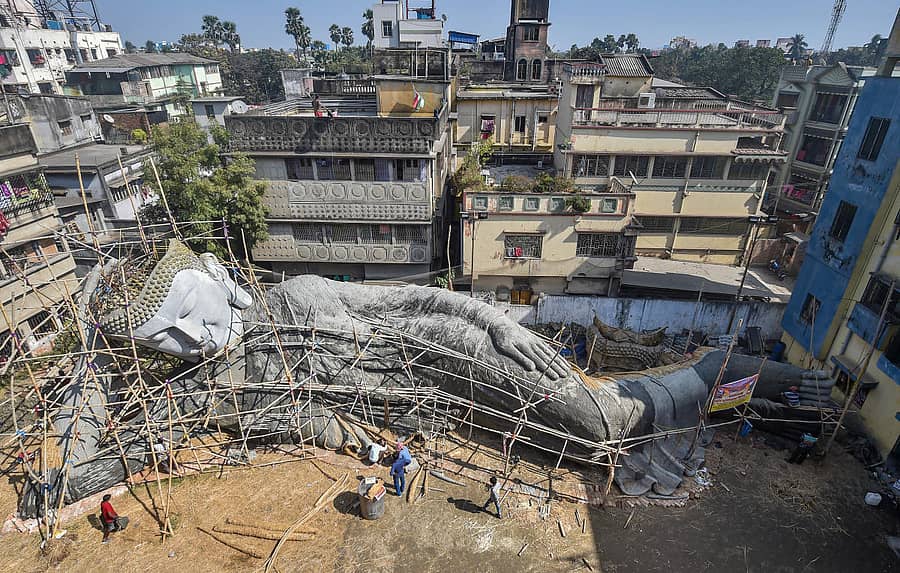 ಪ್ರತಿಮೆ ತಯಾರಿಯಲ್ಲಿ ತೊಡಗಿರುವ ಕಾರ್ಮಿಕರು –ಪಿಟಿಐ ಚಿತ್ರ