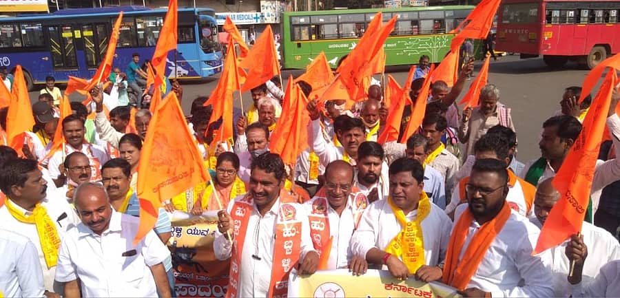 ಪಂಚಮಸಾಲಿ ಸಮಾಜಕ್ಕೆ 2ಎ ಮೀಸಲಾತಿಗೆ ಆಗ್ರಹಿಸಿ, ಹರಿಹರದಲ್ಲಿ ನಡೆಯಲಿರುವ ಮಹಾ ಸಮಾಗಮದಲ್ಲಿ ಪಾಲ್ಗೊಳ್ಳಲು ಹುಬ್ಬಳ್ಳಿ ತಾಲ್ಲೂಕಿನ ಸಮುದಾಯದ ಮುಖಂಡರು ಗುರುವಾರ ತೆರಳಿದರು