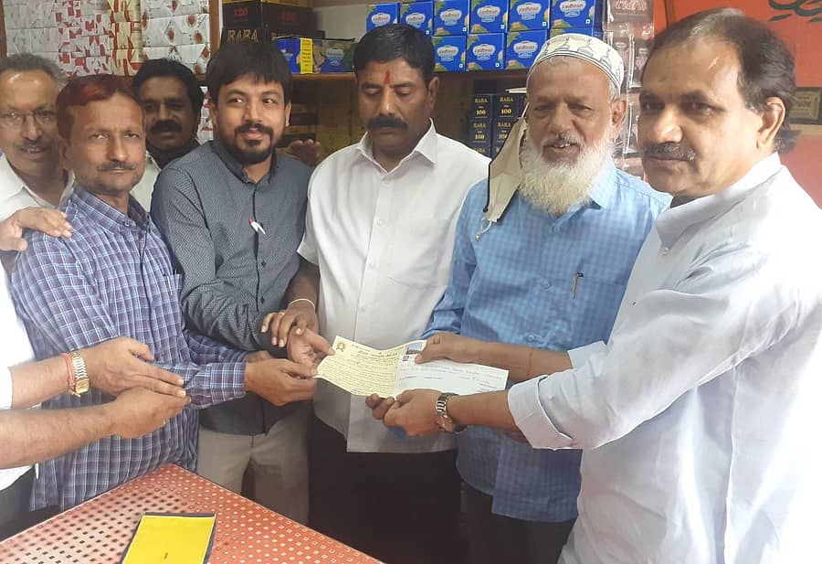 ಬೀದರ್ನಲ್ಲಿ ಗುರುವಾರ ಕರ್ನಾಟಕ ಛಾಲಿಯಾ ಸ್ಟೋರ್ ಮಾಲೀಕ ಎಂ.ಡಿ. ಅಯಾಜ್ ಉಲ್ ಹಕ್ ಅವರು ರಾಮ ಮಂದಿರ ನಿರ್ಮಾಣಕ್ಕೆ ಸಂಸದ ಭಗವಂತ ಖೂಬಾ ಅವರಿಗೆ ₹ 51 ಸಾವಿರ ದೇಣಿಗೆಯ ಚೆಕ್ ನೀಡಿದರು