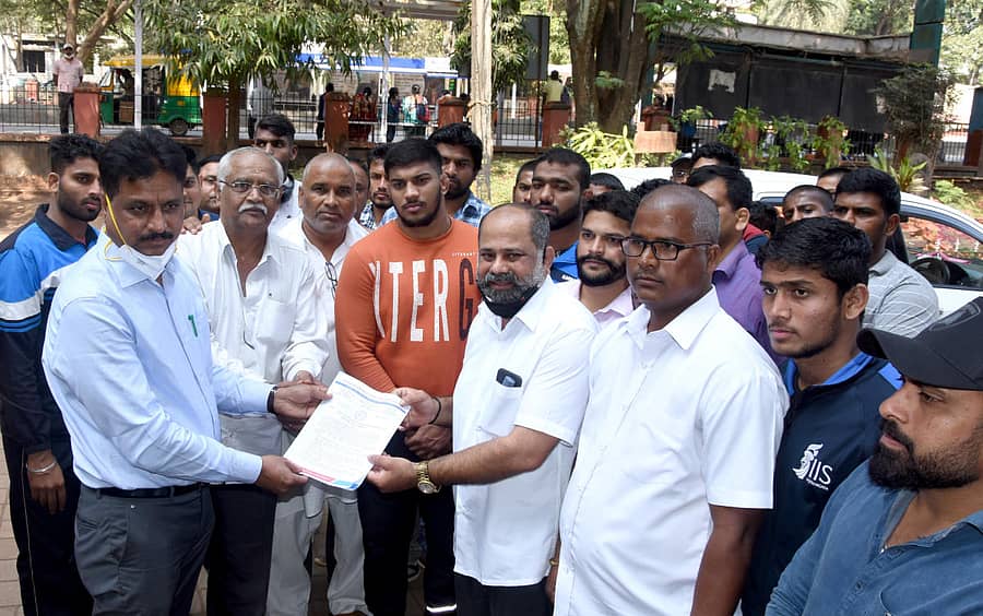 ಬೆಳಗಾವಿಯಲ್ಲಿ ವಿವಿಧ ಬೇಡಿಕೆ ಈಡೇರಿಕೆಗೆ ಆಗ್ರಹಿಸಿ ಜಿಲ್ಲಾ ಕುಸ್ತಿ ಸಂಘದವರು ಜಿಲ್ಲಾಧಿಕಾರಿ ಎಂ.ಜಿ. ಹಿರೇಮಠ ಅವರಿಗೆ ಗುರುವಾರ ಮನವಿ ಸಲ್ಲಿಸಿದರು