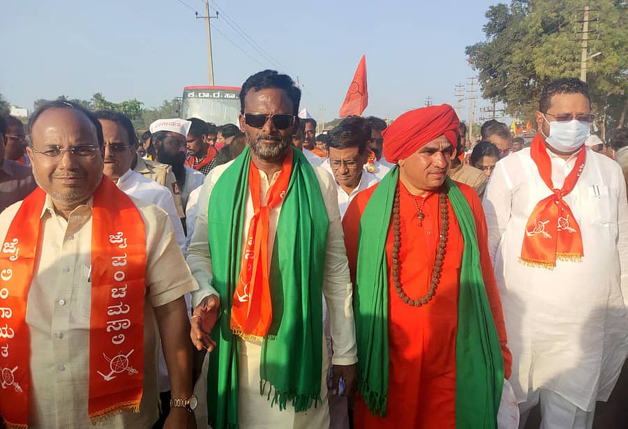 ಪಂಚಮಸಾಲಿ ಸಮಾಜಕ್ಕೆ 2ಎ ಮೀಸಲಾತಿ ಕಲ್ಪಿಸಲು ಆಗ್ರಹಿಸಿ ಕೂಡಲಸಂಗಮದ ಬಸವ ಜಯಮೃತ್ಯುಂಜಯ ಸ್ವಾಮೀಜಿ ನೇತೃತ್ವದಲ್ಲಿ ಕೂಡಲಸಂಗಮದಿಂದ ಬೆಂಗಳೂರಿಗೆ ಸಾಗುತ್ತಿರುವ ಪಂಚಲಕ್ಷ ಪಾದಯಾತ್ರೆಯು ಗುರುವಾರ ಹರಿಹರಕ್ಕೆ ಆಗಮಿಸಿತು