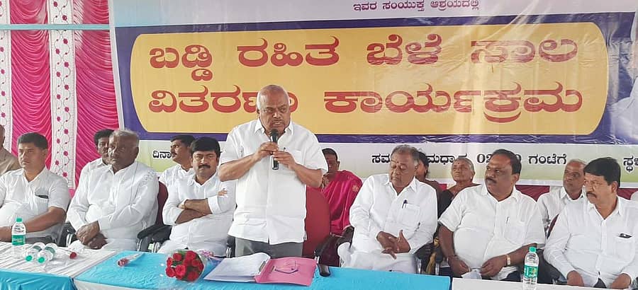 ಕೋಲಾರ ತಾಲ್ಲೂಕಿನ ಸುಗಟೂರು ಗ್ರಾಮದಲ್ಲಿ ಶುಕ್ರವಾರ ನಡೆದ ಸಾಲ ವಿತರಣೆ ಕಾರ್ಯಕ್ರಮದಲ್ಲಿ ಶಾಸಕ ಕೆ.ಆರ್‌.ರಮೇಶ್‌ಕುಮಾರ್‌ ಮಾತನಾಡಿದರು.