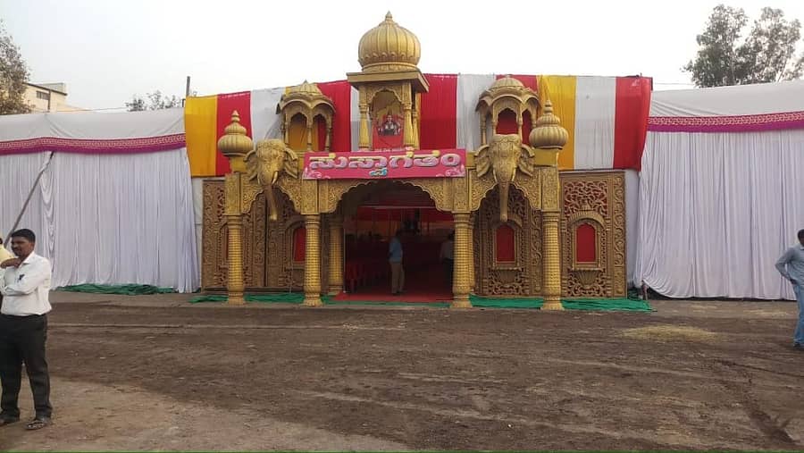 ಕಾಗವಾಡದ ಮಲ್ಲಿಕಾರ್ಜುನ ವಿದ್ಯಾಲಯದ ಆವರಣದಲ್ಲಿ 14ನೇ ಜಿಲ್ಲಾ ಕನ್ನಡ ಸಾಹಿತ್ಯ ಸಮ್ಮೇಳನಕ್ಕೆ ಮಂಟಪ ಸಜ್ಜಾಗಿದೆ