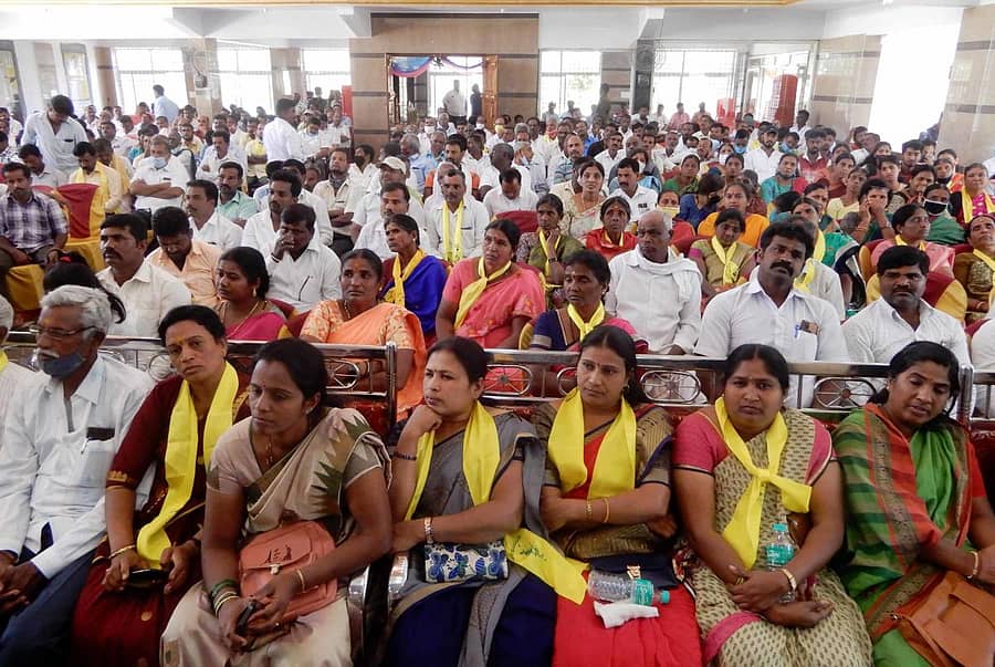 ಹಾಸನದ ಕನಕ ಭವನದಲ್ಲಿ ನಡೆದ ಕುರುಬ ಎಸ್ಟಿ ಮೀಸಲಾತಿ ಸಮಾವೇಶದ ಪೂರ್ವಭಾವಿಸಭೆಯಲ್ಲಿ ಪಾಲ್ಗೊಂಡಿದ್ದ ಜನಸಮೂಹ.