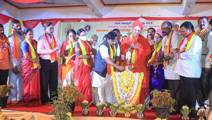 ಮಡಿಕೇರಿಯ ಕಾವೇರಿ ಹಾಲ್ನಲ್ಲಿ ನಡೆದ 15ನೇ ಕನ್ನಡ ಸಾಹಿತ್ಯ ಸಮ್ಮೇಳನಕ್ಕೆ ಕನ್ನಡ ಅಭಿವೃದ್ಧಿ ಪ್ರಾಧಿಕಾರದ ಅಧ್ಯಕ್ಷ ಟಿ.ಎಸ್.ನಾಗಾಭರಣ ಚಾಲನೆ ನೀಡಿದರು