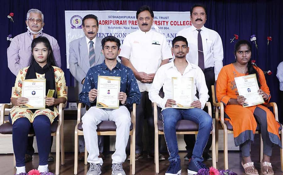 ದ್ವಿತೀಯ ಪಿಯು ಪರೀಕ್ಷೆಯಲ್ಲಿ ರ್‍ಯಾಂಕ್ ಪಡೆದ ವಿದ್ಯಾರ್ಥಿಗಳನ್ನು ಕಾರ್ಯಕ್ರಮದಲ್ಲಿ ಅಭಿನಂದಿಸಲಾಯಿತು. ಕೆ.ಪಿ.ಪುತ್ತೂರಾಯ, ವೂಡೇ.ಪಿ.ಕೃಷ್ಣ, ಆಡಳಿತ ಸಲಹಾ ಮಂಡಳಿ ಅಧ್ಯಕ್ಷ ಬಿ.ಸಿ.ಲೋಕನಾಥ್, ಪ್ರಾಂಶುಪಾಲ ಪ್ರೊ.ಟಿ.ದೊಡ್ಡೇಗೌಡ ಇದ್ದರು.