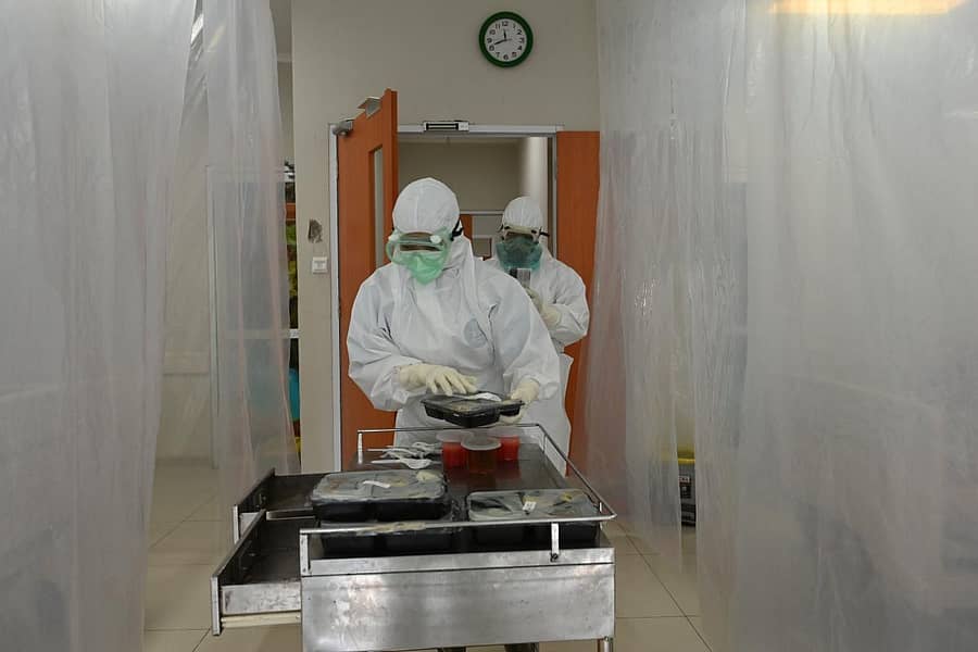 ಕೋವಿಡ್ ಆಸ್ಪತ್ರೆಯೊಂದರಲ್ಲಿ ರೋಗಿಗಳಿಗೆ ಆಹಾರ ವಿತರಿಸುತ್ತಿರುವ ಆರೋಗ್ಯ ಕಾರ್ಯಕರ್ತರು (ಎಎಫ್ಪಿ ಚಿತ್ರ)