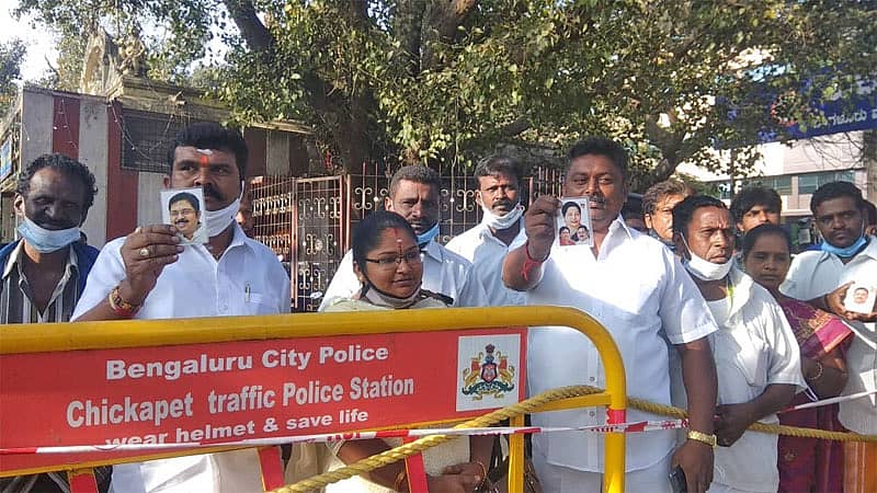 ವಿಕ್ಟೋರಿಯಾ ಆಸ್ಪತ್ರೆಯ ಮುಂದೆ ಶಶಿಕಲಾ ಅವರ ಅಭಿಮಾನಿಗಳು