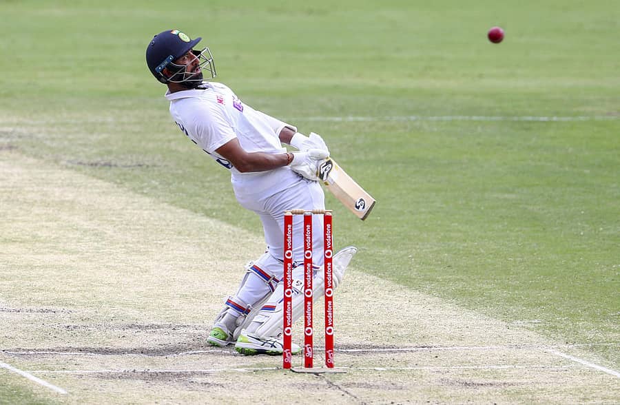 ಬೌನ್ಸರ್ನಿಂದ ತಪ್ಪಿಸಿಕೊಂಡ ಚೇತೇಶ್ವರ ಪೂಜಾರ –ಪಿಟಿಐ ಚಿತ್ರ