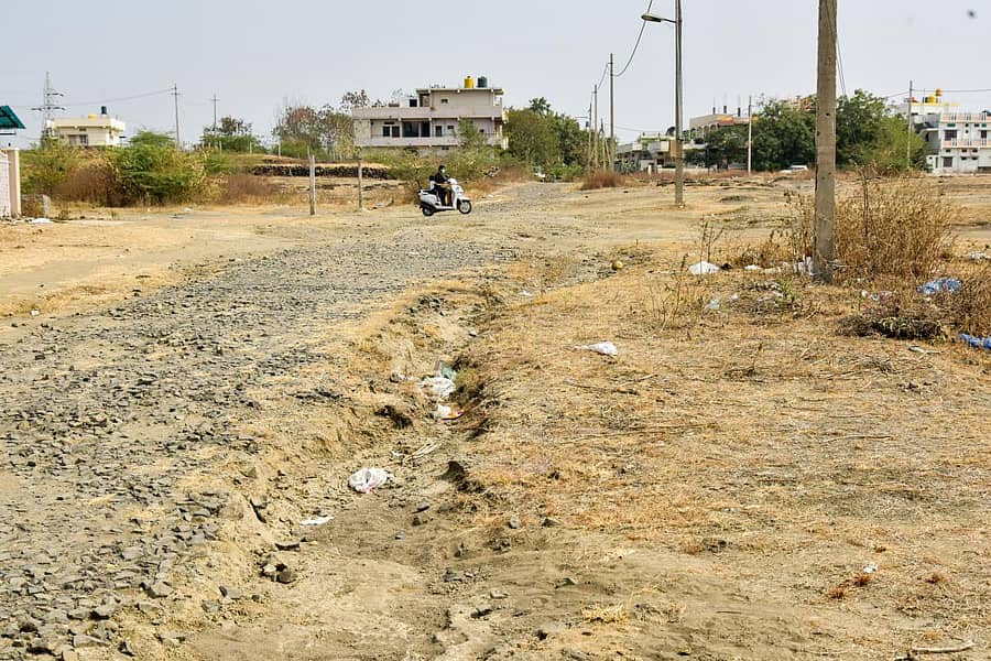 ಕಲಬುರ್ಗಿ ನಗರದ ಜ್ಞಾನಗಂಗಾ ಕಾಲೊನಿಯ ರಸ್ತೆಗಳಿಗೆ ಡಾಂಬರು ಹಾಕದ ಪರಿಣಾಮ ಸ್ಥಳೀಯರು ಸಂಕಷ್ಟ ಎದುರಿಸುತ್ತಿದ್ದಾರೆ