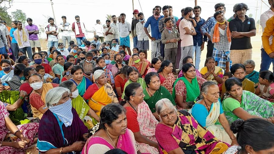 ಸಂಪರ್ಕ ರಸ್ತೆ ನಿರ್ಮಿಸುವಂತೆ ಆಗ್ರಹಿಸಿ ಕೆಂಚರಾಯನಗರ, ಹಳೇಪಾಳ್ಯ ನಡುವೆ ಹಾದು ಹೋಗುವ ರಸ್ತೆಯಲ್ಲಿ ಕೆಂಚರಾಯನಗರ, ಕಲ್ಕೆಳೆ ಗ್ರಾಮದ ನಿವಾಸಿಗಳು ಪ್ರತಿಭಟನೆ ನಡೆಸಿದರು