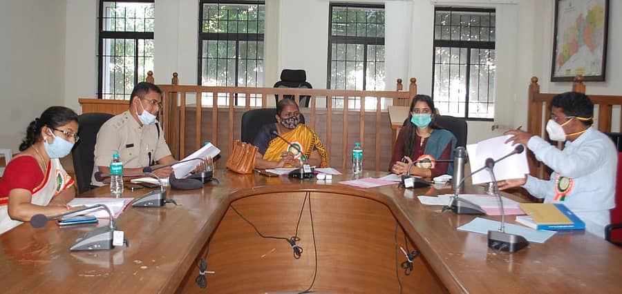 ಯಾದಗಿರಿಯಲ್ಲಿ ಶನಿವಾರ ಹಮ್ಮಿಕೊಂಡಿದ್ದ ರಸ್ತೆ ಸುರಕ್ಷಾ ಸಮಿತಿ ಸಭೆಯಲ್ಲಿ ಜಿಲ್ಲಾಧಿಕಾರಿ ಡಾ.ರಾಗಪ್ರಿಯಾ ಮಾತನಾಡಿದರು