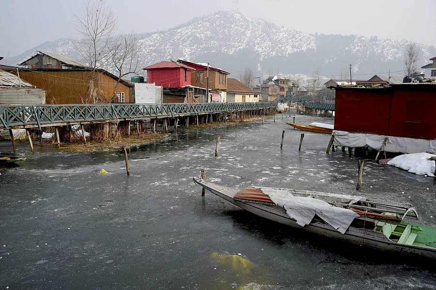 ತಾಪಮಾನ ಕುಸಿತದಿಂದ ಶ್ರೀನಗರದ ದಾಲ್ ಸರೋವರದ ನೀರು ಹೆಪ್ಪುಗಟ್ಟಿರುವ ದೃಶ್ಯ –ಪಿಟಿಐ ಚಿತ್ರ