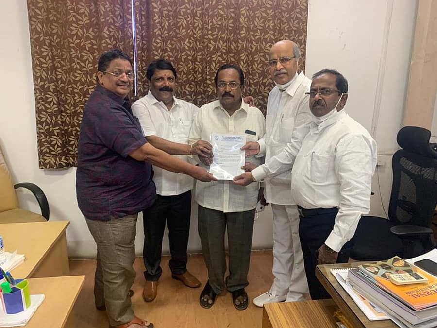 ಚೆನ್ನೈನಲ್ಲಿ ಭಾನುವಾರ ಕರ್ನಾಟಕ ಚಲನಚಿತ್ರ ವಾಣಿಜ್ಯ ಮಂಡಳಿ ಅಧ್ಯಕ್ಷ ಡಿ.ಆರ್. ಜೈರಾಜ್ (ಎಡದಿಂದ ಮೂರನೇಯವರು) ಅವರು ರಾಬರ್ಟ್ ಚಿತ್ರ ಬಿಡುಗಡೆಗೆ ತೆಲುಗು ಚಿತ್ರರಂಗದ ನಿರ್ಬಂಧ ತೆರವುಗೊಳಿಸುವಂತೆ ಭಾರತೀಯ ಚಲನಚಿತ್ರ ವಾಣಿಜ್ಯ ಮಂಡಳಿ ಅಧ್ಯಕ್ಷ ಕಾಟ್ರಗಡ ಪ್ರಸಾದ್ (ಬಲದಿಂದ ಎರಡನೇಯವರು) ಮತ್ತು ತೆಲಂಗಾಣ ಸಿನಿಮಾ ನಿರ್ಮಾಪಕರ ಮಂಡಳಿ ಅಧ್ಯಕ್ಷ ಸಿ. ಕಲ್ಯಾಣ್ (ಎಡದಿಂದ ಮೊದಲನೇಯವರು) ಅವರಿಗೆ ಮನವಿ ಸಲ್ಲಿಸಿದರು. ಕರ್ನಾಟಕ ಚಲನಚಿತ್ರ ವಾಣಿಜ್ಯ ಮಂಡಳಿ ಕಾರ್ಯದರ್ಶಿ ಎನ್.ಎಂ. ಸುರೇಶ್, ದಕ್ಷಿಣ ಭಾರತೀಯ ಚಲನಚಿತ್ರ ವಾಣಿಜ್ಯ ಮಂಡಳಿ ಉಪಾಧ್ಯಕ್ಷ ಥಾಮಸ್ ಡಿಸೋಜ ಇದ್ದಾರೆ.