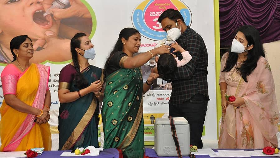 ಜಿಲ್ಲಾ ಪಂಚಾಯಿತಿ ಅಧ್ಯಕ್ಷೆ ಎಂ.ಅಶ್ವಿನಿ ಅವರು ಜಿಲ್ಲಾ ಪಂಚಾಯಿತಿ ಸಿಇಒ ಹರ್ಷಲ್ ಭೊಯರ್ ನಾರಾಯಣರಾವ್ ಅವರ ಮಗನಿಗೆ ಲಸಿಕೆ ಹಾಕುವುದರ ಮೂಲಕ ಅಭಿಯಾನಕ್ಕೆ ಚಾಲನೆ ನೀಡಿದರು