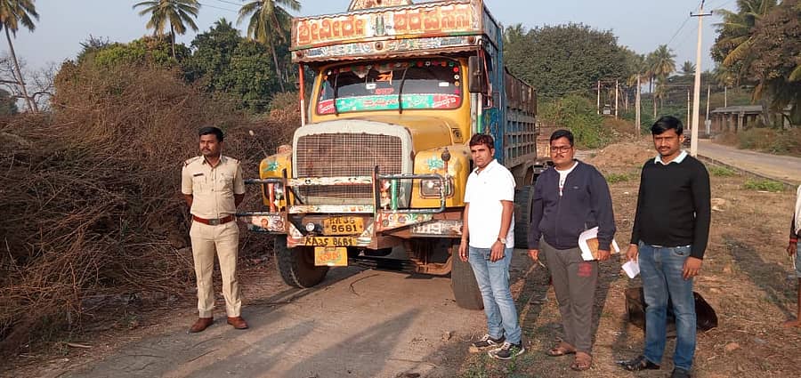 ದಾಳಿಯಲ್ಲಿ ಕಮಲಾಪುರ ಠಾಣೆ ಪೊಲೀಸ್ ಇನ್ ಸ್ಪೆಕ್ಟರ್ ವೈ. ಶಶಿಧರ್ ಪಾಲ್ಗೊಂಡಿದ್ದರು.