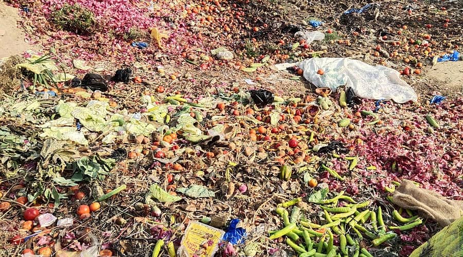 ಬಾಗೇಪಲ್ಲಿ ಕೃಷಿ ಉತ್ಪನ್ನ ಮಾರುಕಟ್ಟೆಯಲ್ಲೇ ಕೊಳೆಯುತ್ತಿರುವ ತರಕಾರಿ ತ್ಯಾಜ್ಯ