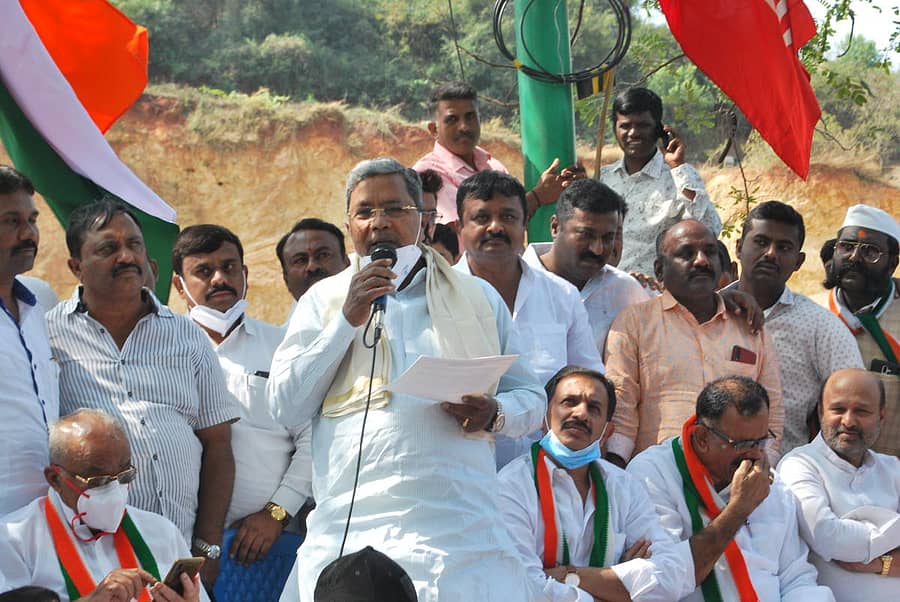 ಪ್ರತಿಭಟನಾನಿರತರನ್ನು ಉದ್ದೇಶಿಸಿ ವಿಧಾನಸಭೆ ವಿರೋಧ ಪಕ್ಷದ ನಾಯಕ ಸಿದ್ದರಾಮಯ್ಯ ಮಾತನಾಡಿದರು