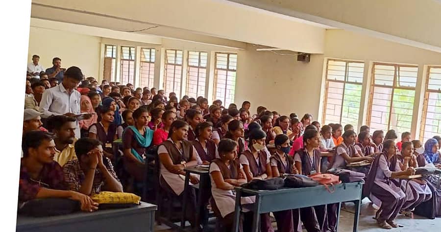 ಶಹಾಪುರ ನಗರದ ಸರ್ಕಾರಿ ಪ್ರಥಮ ದರ್ಜೆ ಕಾಲೇಜಿನಲ್ಲಿ ಸೋಮವಾರ ರಸ್ತೆ ಸುರಕ್ಷತಾ ಸಪ್ತಾಹ ಜಾಗೃತಿ ಕಾರ್ಯಕ್ರಮದಲ್ಲಿ ಭಾಗವಹಿಸಿದ್ದ ವಿದ್ಯಾರ್ಥಿಗಳು