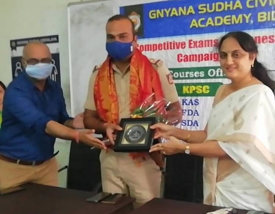 ಬೀದರ್ನ ಜ್ಞಾನಸುಧಾ ಪದವಿಪೂರ್ವ ಕಾಲೇಜಿನಲ್ಲಿ ಜ್ಞಾನಸುಧಾ ಸಿವಿಲ್ ಸರ್ವಿಸಸ್ ಅಕಾಡೆಮಿ ವತಿಯಿಂದ ಸೋಮವಾರ ಆಯೋಜಿಸಿದ್ದ ಪಿಎಸ್ಐ ಪರೀಕ್ಷೆ ತರಬೇತಿ ಕಾರ್ಯಕ್ರಮದಲ್ಲಿ ಪೊಲೀಸ್ ಸಬ್ ಇನ್ಸ್ಪೆಕ್ಟರ್ ಸಂತೋಷ ತಟ್ಟೆಪಳ್ಳಿ ಅವರನ್ನು ಸಂಸ್ಥೆಯ ಅಧ್ಯಕ್ಷೆ ಪೂರ್ಣಿಮಾ ಜಿ. ಹಾಗೂ ನಿರ್ದೇಶಕ ಮುನೇಶ್ವರ ಲಾಖಾ ಸನ್ಮಾನಿಸಿದರು