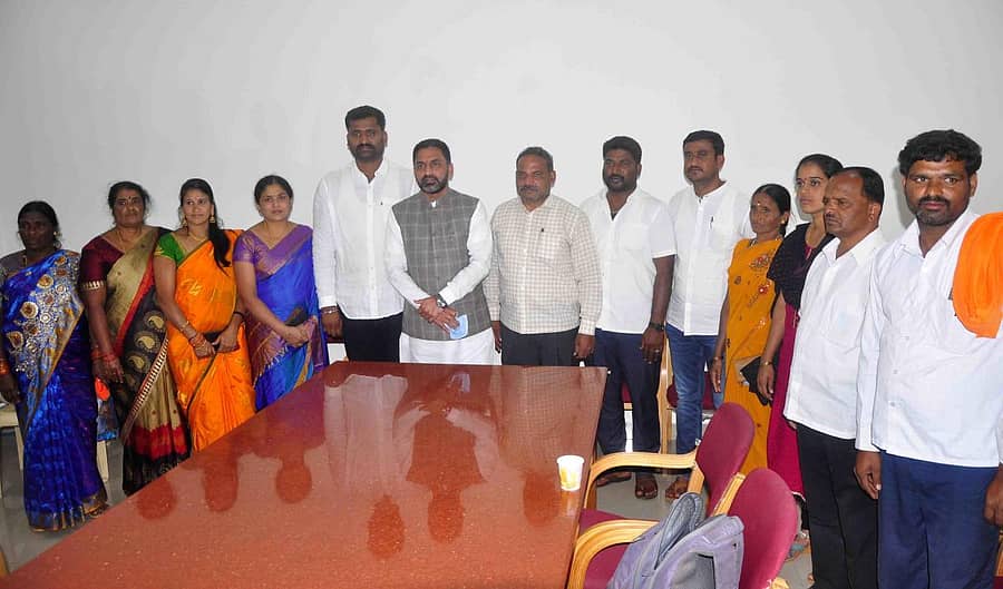 ಹಾಸನ ವಿಧಾನಸಭಾ ಕ್ಷೇತ್ರದ ಸಾಲಗಾಮೆ ಹೋಬಳಿಯ ಐದು ಗ್ರಾಮ ಪಂಚಾಯಿತಿಯ ನೂತನ ಅಧ್ಯಕ್ಷ, ಉಪಾಧ್ಯಕ್ಷರು. ಶಾಸಕ ಪ್ರೀತಂ ಗೌಡ.