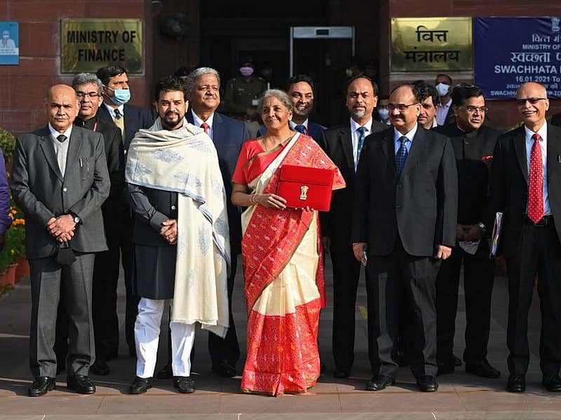 ವಿತ್ತ ಸಚಿವಾಲಯದ ಹೊರಗಡೆ ಟ್ಯಾಬ್ ಪ್ರದರ್ಶಿಸುತ್ತಿರುವ ನಿರ್ಮಲಾ ಸೀತಾರಾಮನ್