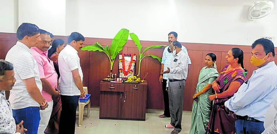 ಗೌರಿಬಿದನೂರಿನಲ್ಲಿ ಮಡಿವಾಳ ಮಾಚೀದೇವರ ಜಯಂತಿಯಲ್ಲಿ ಭಾಗವಹಿಸಿದ್ದ ಅಧಿಕಾರಿಗಳು ಮತ್ತು ಮುಖಂಡರು