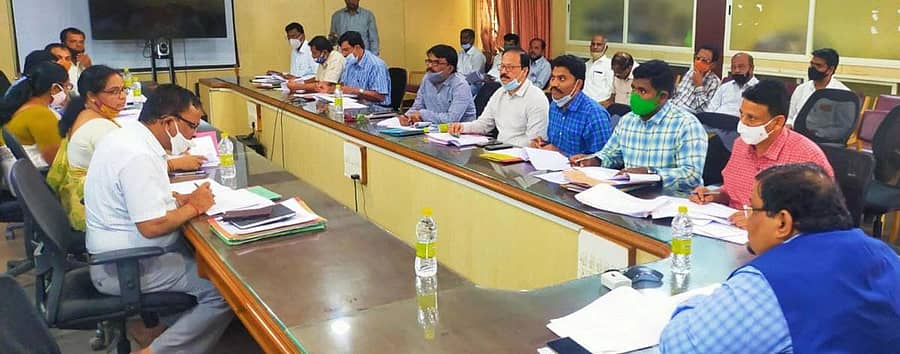 ಹಾವೇರಿ ಜಿಲ್ಲಾಡಳಿತ ಭವನದಲ್ಲಿ ಮಂಗಳವಾರ ವಿವಿಧ ಇಲಾಖೆಗಳ ತ್ರೈಮಾಸಿಕ ಸಭೆಯನ್ನು ಜಿಲ್ಲಾಧಿಕಾರಿ ಸಂಜಯ ಶೆಟ್ಟೆಣ್ಣವರ ನಡೆಸಿದರು 