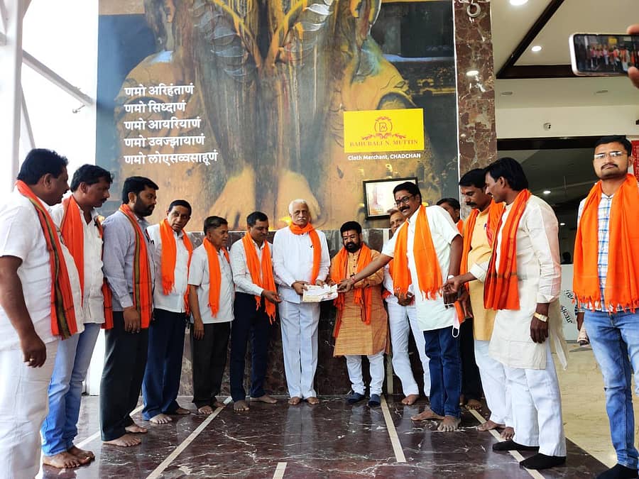 ಚಡಚಣ ಪಟ್ಟಣದಲ್ಲಿ ಶ್ರೀ ರಾಮ ಮಂದಿರ ನಿಧಿ ಸಂಗ್ರಹಕ್ಕೆ  ಬಿ.ಜೆ.ಪಿ. ಮುಖಂಡ ಉಮೇಶ ಕಾರಜೋಳ ಚಾಲನೆ ನೀಡಿದರು. ಪ್ರಕಾಶ ಅಕ್ಕಲಕೋಟ, ವಿವೇಕಾನಂದ ಡಬ್ಬಿ, ರಾಮಣ್ಣ ಅವಟಿ, ಭೀಮುಸಾಹುಕಾರ ಬಿರಾದಾರ, ಬಿರಾದಾರ ಇದ್ದಾರೆ