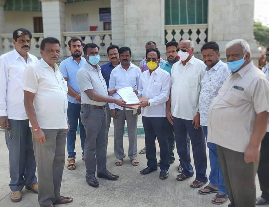 ಜಿಲ್ಲೆಯ ಮದ್ಯ ಮಾರಾಟಗಾರರ ಸಂಘದ ಪದಾಧಿಕಾರಿಗಳು ಮಂಗಳವಾರ ಜಿಲ್ಲಾಡಳಿತಕ್ಕೆ ಮನವಿ ಸಲ್ಲಿಸಿದರು