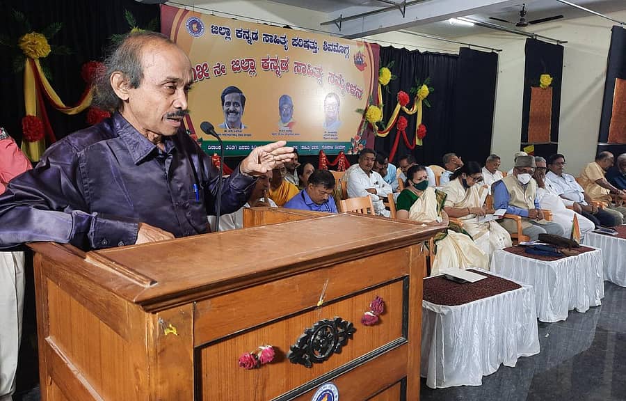 ಶಿವಮೊಗ್ಗದಲ್ಲಿ ಮಂಗಳವಾರ ನಡೆದ ಜಿಲ್ಲಾ ಸಾಹಿತ್ಯ ಸಮ್ಮೇಳನದ ಸಮಾರೋಪದಲ್ಲಿ ಸಾಹಿತಿ ಡಾ.ಜಯಪ್ರಕಾಶ್ ಮಾವಿನಕುಳಿ ಮಾತನಾಡಿದರು.