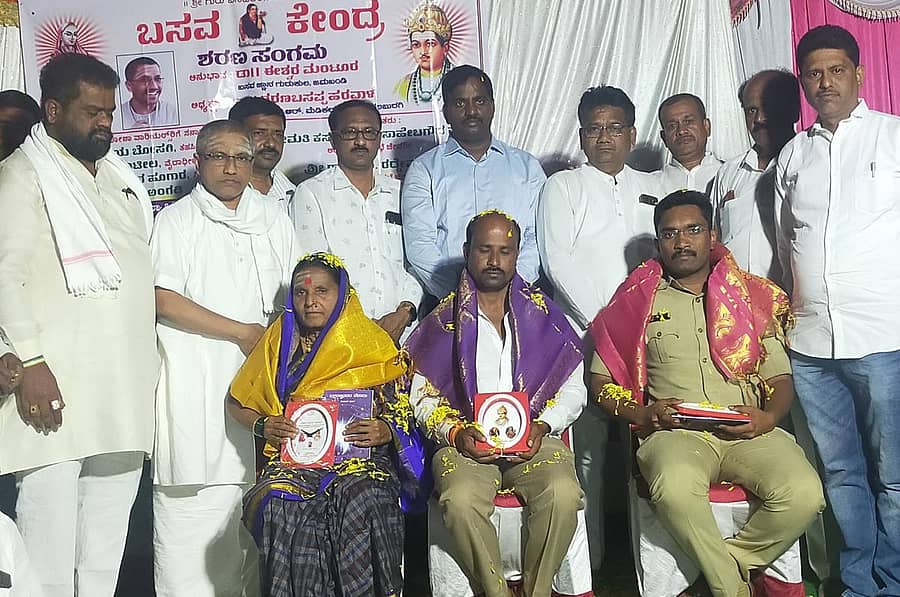 ಜೇವರ್ಗಿ ಪಟ್ಟಣದಲ್ಲಿ ಆಯೋಜಿಸಿದ್ದ ಶರಣ ಸಂಗಮ ಕಾರ್ಯಕ್ರಮದಲ್ಲಿ ಕೊರೊನಾ ಸೇನಾನಿಗಳನ್ನು ಸನ್ಮಾನಿಸಲಾಯಿತು