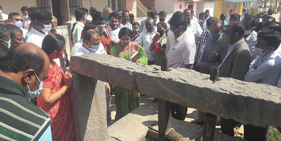 ಚನ್ನರಾಯಪಟ್ಟಣ ತಾಲ್ಲೂಕು ಆನೆಕೆರೆ ಗ್ರಾಮಕ್ಕೆ ಮೈಸೂರು ವಿಭಾಗದ ಪ್ರಾದೇಶಿಕ ಆಯುಕ್ತ ಡಾ.ಜಿ.ಎಸ್. ಪ್ರಕಾಶ್, ಜಿಲ್ಲಾಧಿಕಾರಿ ಆರ್. ಗಿರೀಶ್ ಭೇಟಿ ಮಂಗಳವಾರ ನೀಡಿದರು