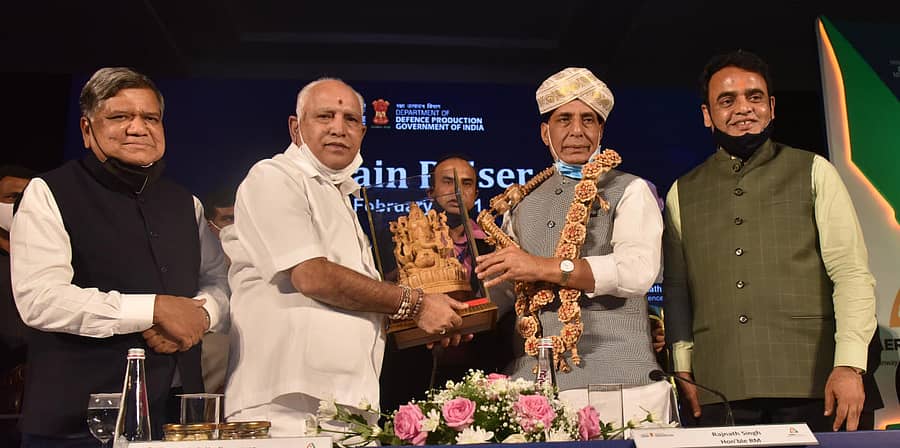 ಮುಖ್ಯಮಂತ್ರಿ ಬಿ.ಎಸ್.ಯಡಿಯೂರಪ್ಪ ಅವರು ರಾಜನಾಥ್ ಸಿಂಗ್ ಅವರಿಗೆ ಮೈಸೂರು ಪೇಟ ತೊಡಿಸಿ ಸನ್ಮಾನಿಸಿದರು. ಉಪ ಮುಖ್ಯಮಂತ್ರಿ ಡಾ.ಅಶ್ವತ್ಥನಾರಾಯಣ ಹಾಗೂ ಕೈಗಾರಿಕಾ ಸಚಿವ ಜಗದೀಶ್ ಶೆಟ್ಟರ್ ಇದ್ದರು–ಪ್ರಜಾವಾಣಿ ಚಿತ್ರ