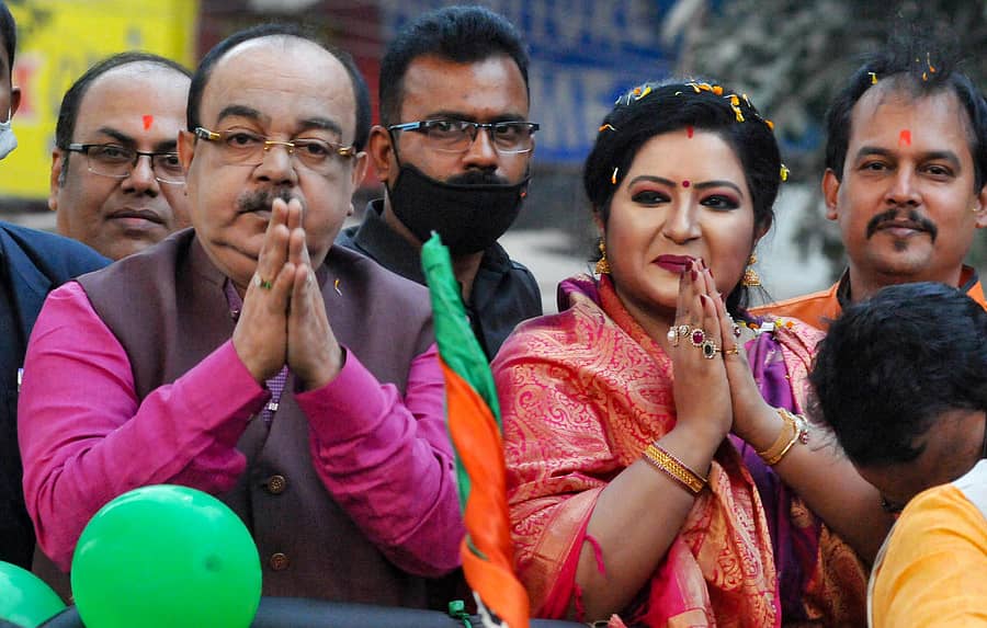 ಬಿಜೆಪಿ ಮುಖಂಡರಾದ ಸೋವನ್ ಚಟರ್ಜಿ ಮತ್ತು ಬೈಶಾಕಿ ಬ್ಯಾನರ್ಜಿ ಅವರು ಕೋಲ್ಕತ್ತದಲ್ಲಿ ನಡೆದ ರೋಡ್ಷೋದಲ್ಲಿ ಮಂಗಳವಾರ ಭಾಗವಹಿಸಿದ್ದರು -–ಪಿಟಿಐ ಚಿತ್ರ