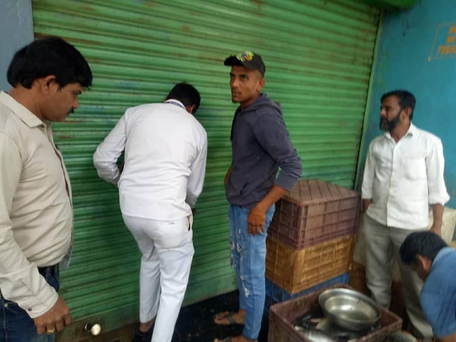 ದಾವಣಗೆರೆಯಲ್ಲಿ ಬಾಡಿಗೆ ಕಟ್ಟದ ಅಂಗಡಿಗಳಿಗೆ ಬೀಗ ಹಾಕಿದ ಪಾಲಿಕೆ ಸಿಬ್ಬಂದಿ
