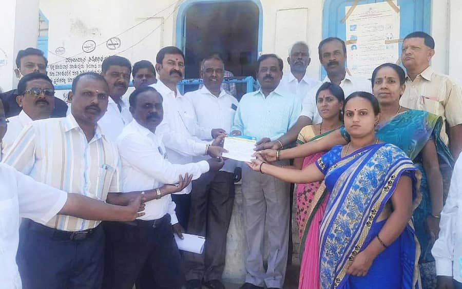 ವಿವಿಧ ಬೇಡಿಕೆಗಳನ್ನು ಈಡೇರಿಸುವಂತೆ ಕರ್ನಾಟಕ ರಾಜ್ಯ ಪ್ರಾಥಮಿಕ ಶಾಲಾ ಶಿಕ್ಷಕರ ಸಂಘದ ಗುಡಿಬಂಡೆ ತಾಲ್ಲೂಕು ಘಟಕದ ವತಿಯಿಂದ ಬಿಇಒ ವೆಂಕಟೇಶಪ್ಪ ಅವರಿಗೆ ಮನವಿ ಸಲ್ಲಿಸಲಾಯಿತು