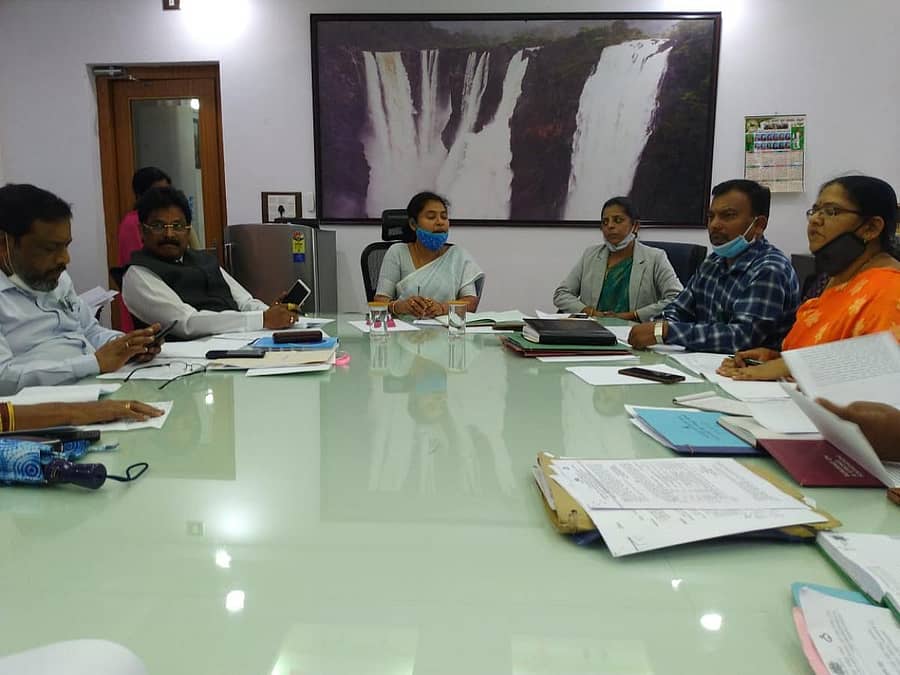 ಶಿವಮೊಗ್ಗ ಜಿಲ್ಲಾ ಪಂಚಾಯಿತಿ ಕಚೇರಿ ಸಭಾಂಗಣದಲ್ಲಿ ಮಂಗಳವಾರ ಹಮ್ಮಿಕೊಂಡಿದ್ದ ಮಹಿಳಾ ಮತ್ತು ಮಕ್ಕಳ ಅಭಿವೃದ್ಧಿ ಇಲಾಖೆಯಿಂದ ಅನುಷ್ಠಾನಗೊಳ್ಳುತ್ತಿರುವ ಕಾರ್ಯಕ್ರಮಗಳ ಪ್ರಗತಿ ಪರಿಶೀಲನಾ ಸಭೆಯಲ್ಲಿ ಸಿಇಒ ಎಂ.ಎಲ್.ವೈಶಾಲಿ ಮಾತನಾಡಿದರು.